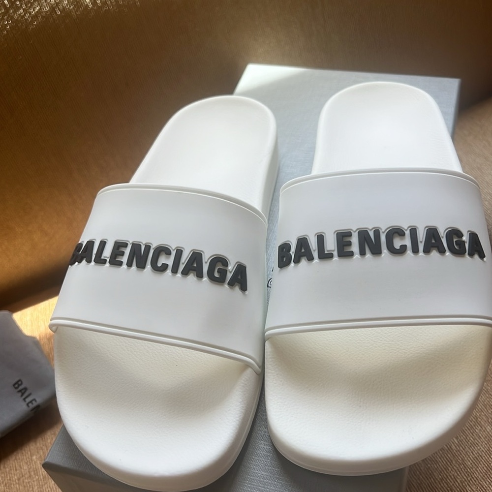 BALENCIAGA
Rubber Logo Pool Slides in White & Black - Picture 7 of 9